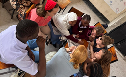 Schülerinnen und Schüler aus Hamburg und Dar es Salaam beim Gedankenaustausch